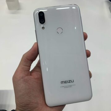 Meizu Note 9 упал в воду