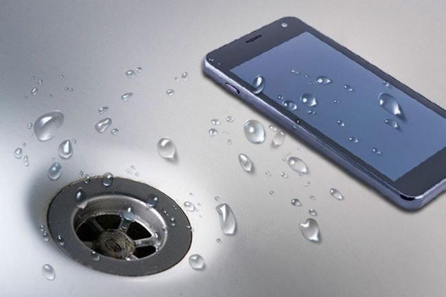 Телефон упал в ванну с водой
